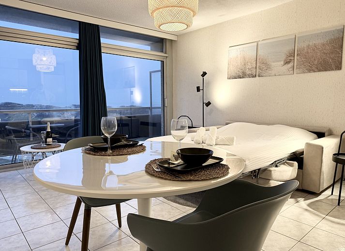 Helles Wohnzimmer des Apartment Studio 806 in Bredene, Westflandern, Belgien, mit Blick auf die Duenen vom Balkon aus.