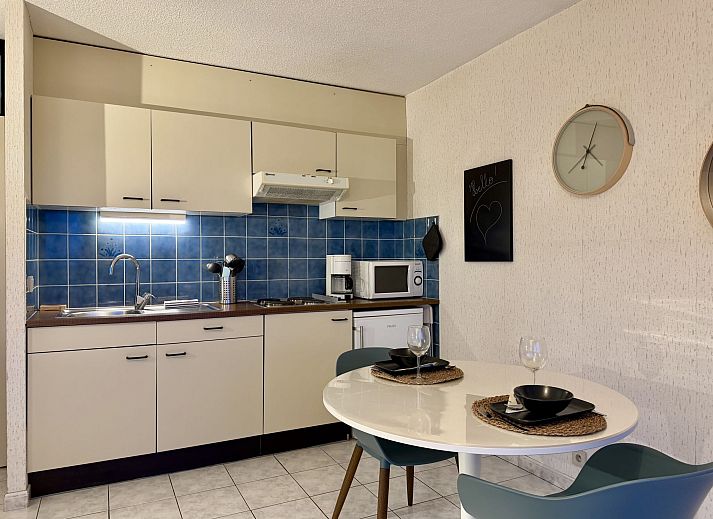 Helles Wohnzimmer des Apartment Studio 806 in Bredene, Westflandern, Belgien, mit Blick auf die Duenen vom Balkon aus.