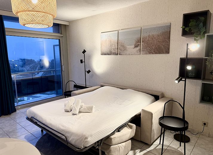 Gemuetlicher Innenbereich des Apartment Studio 806 in Bredene, Westflandern, Belgien, mit moderner Kueche und bequemer Sitzecke.