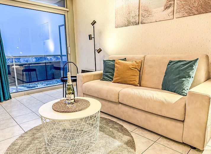 Gemuetlicher Innenbereich des Apartment Studio 806 in Bredene, Westflandern, Belgien, mit moderner Kueche und bequemer Sitzecke.