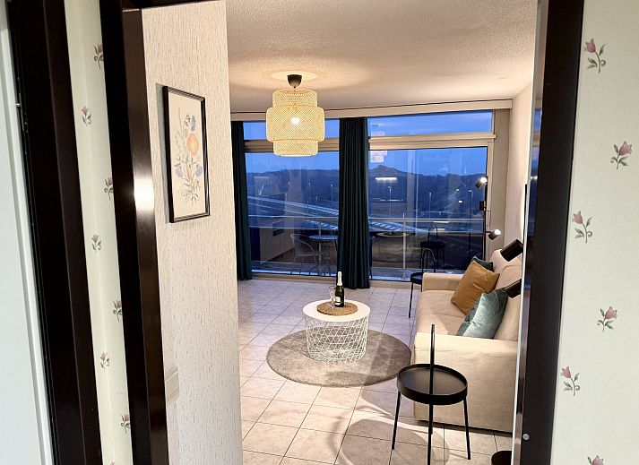 Gemuetlicher Innenbereich des Apartment Studio 806 in Bredene, Westflandern, Belgien, mit moderner Kueche und bequemer Sitzecke.