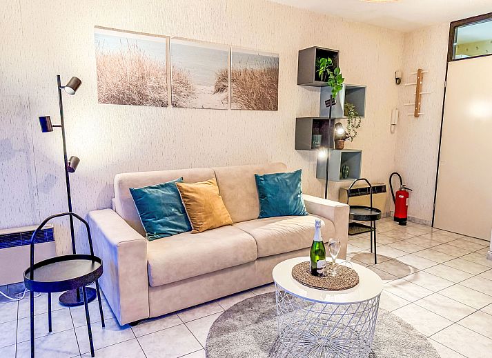 Gemuetlicher Innenbereich des Apartment Studio 806 in Bredene, Westflandern, Belgien, mit moderner Kueche und bequemer Sitzecke.