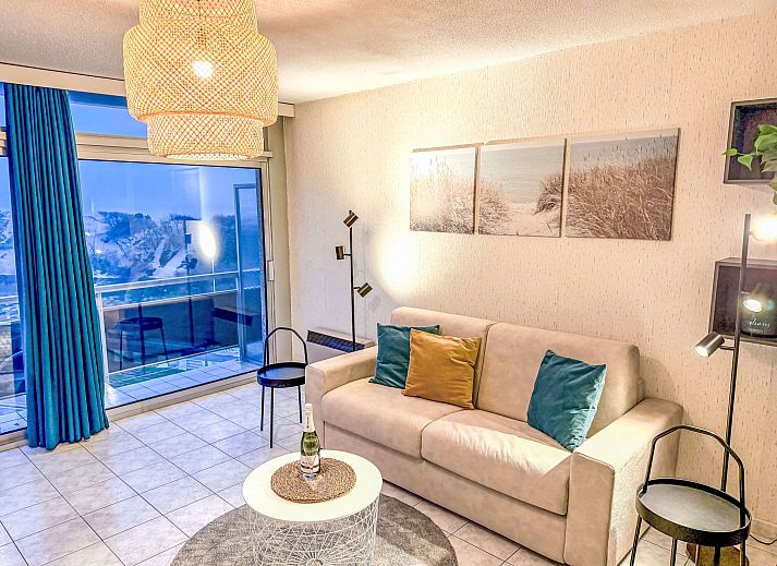 Meerblick vom Apartment Studio 806 in Bredene, Westflandern, mit einem Weg zwischen den Duenen zum Strand.