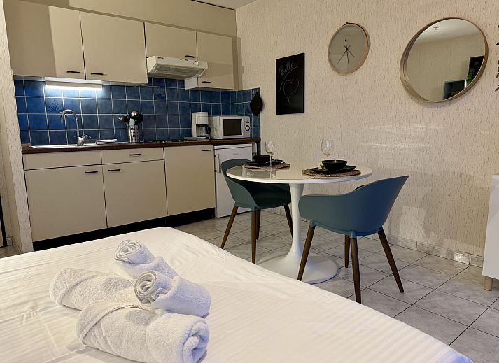 Moderne Kueche im Apartment Studio 806, gelegen in Bredene, Westflandern, Belgien, ideal fuer einen komfortablen Aufenthalt am Meer.