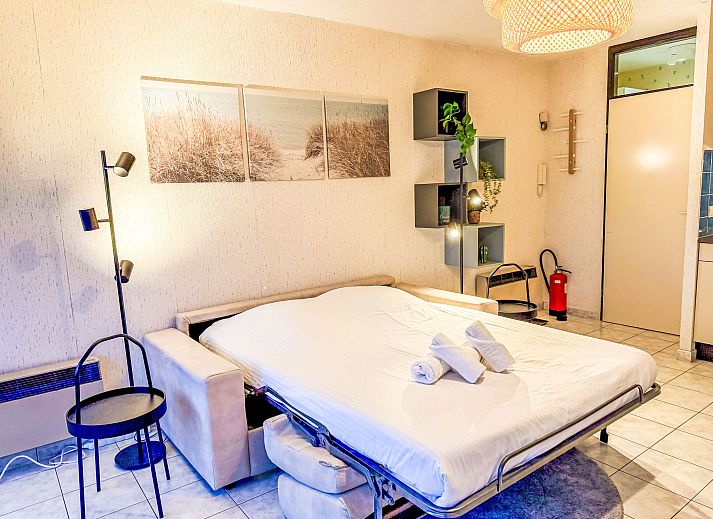 Moderne Kueche im Apartment Studio 806, gelegen in Bredene, Westflandern, Belgien, ideal fuer einen komfortablen Aufenthalt am Meer.