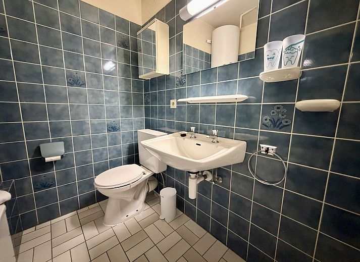 Moderne Kueche im Apartment Studio 806, gelegen in Bredene, Westflandern, Belgien, ideal fuer einen komfortablen Aufenthalt am Meer.