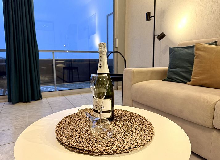 Moderne Kueche im Apartment Studio 806, gelegen in Bredene, Westflandern, Belgien, ideal fuer einen komfortablen Aufenthalt am Meer.