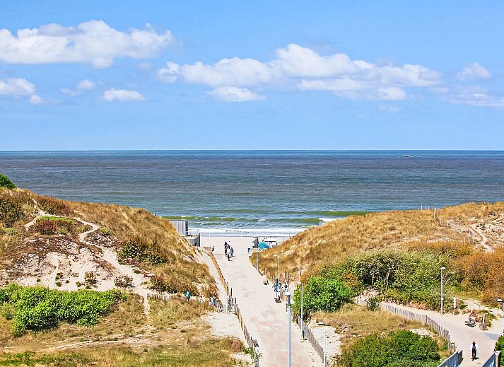 Geniessen Sie den Blick ueber die Duenen vom Balkon des Apartment Studio 806 in Bredene, Westflandern, Belgien.