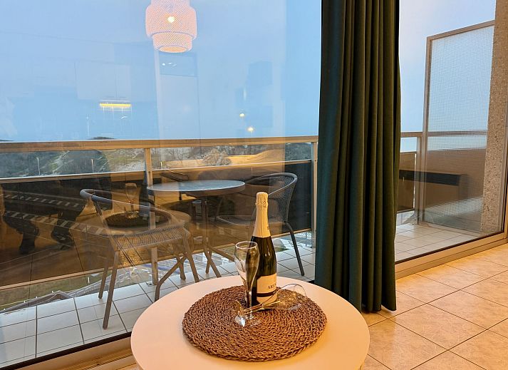 Geniessen Sie den Blick ueber die Duenen vom Balkon des Apartment Studio 806 in Bredene, Westflandern, Belgien.