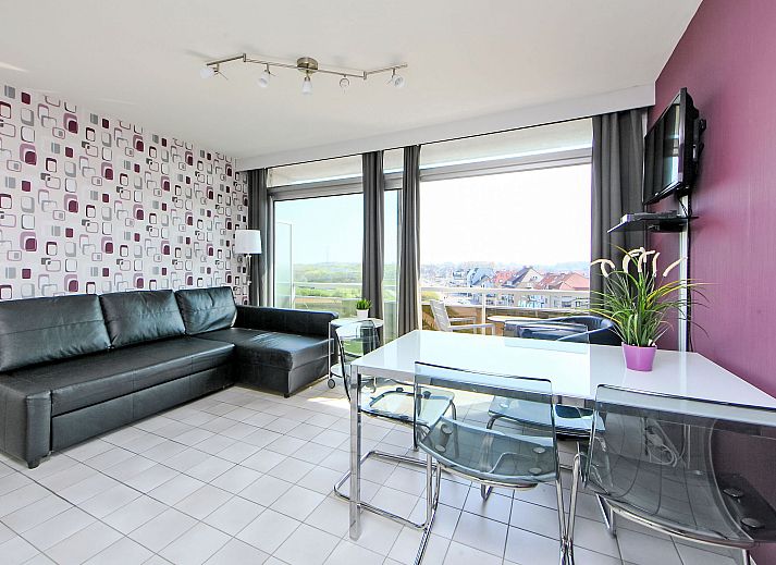 Stilvolles Wohnzimmer des Apartment Studio 604 in Bredene, Belgien, mit moderner Einrichtung und Blick auf die Terrasse und die Umgebung.