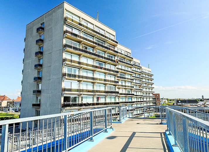 Stilvolles Wohnzimmer des Apartment Studio 604 in Bredene, Belgien, mit moderner Einrichtung und Blick auf die Terrasse und die Umgebung.