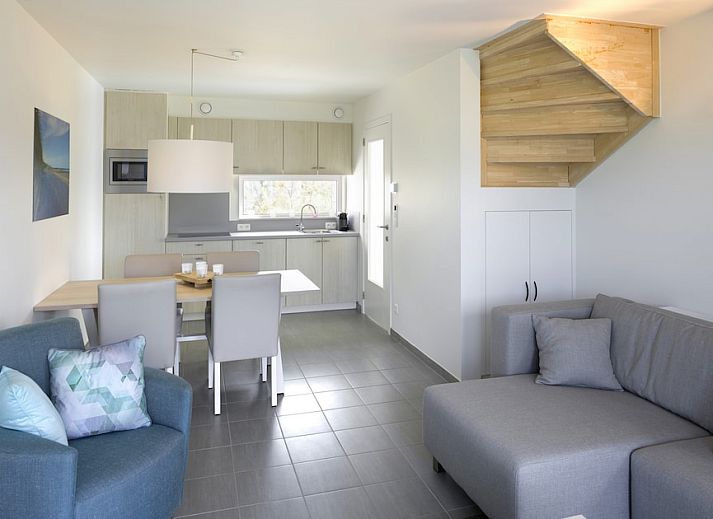 Stilvolles Wohnzimmer des Bungalows Comfort 4 in Bredene an der belgischen Kueste. Gemuetlicher Innenraum mit modernem Dekor und viel natuerlichem Licht.