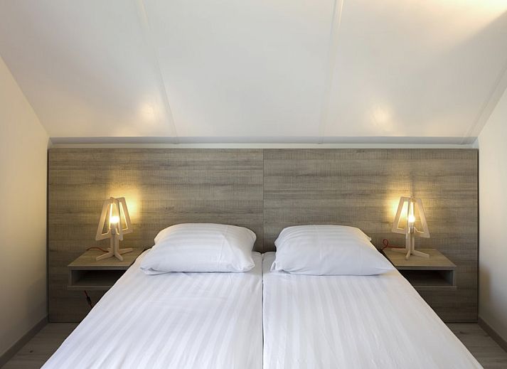 Stilvolles Wohnzimmer des Bungalows Comfort 4 in Bredene an der belgischen Kueste. Gemuetlicher Innenraum mit modernem Dekor und viel natuerlichem Licht.