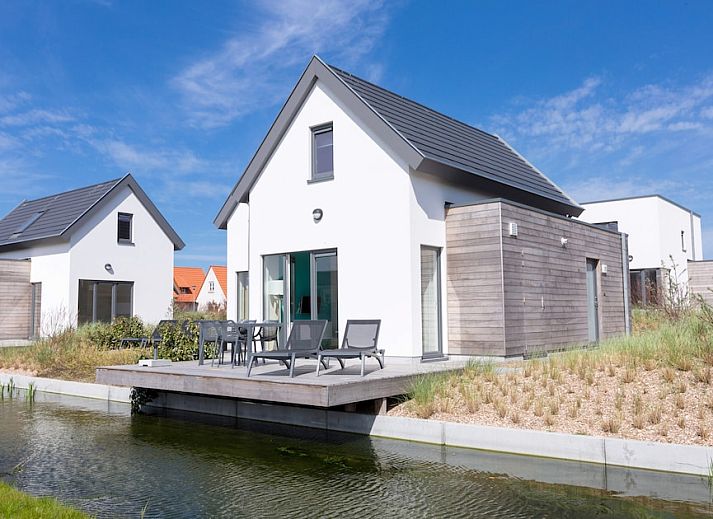 Modernes Wohnzimmer im Bungalow Comfort 4, Bredene, belgische Kueste, mit stilvoller Kueche und gemuetlicher Sitzecke.