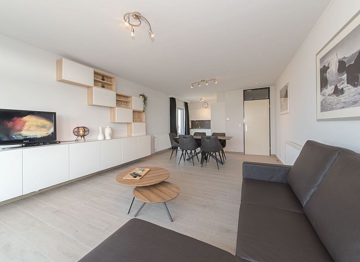 Geraeumiges Interieur des Apartments Ref. 703 in Bredene, Westflandern, mit moderner Einrichtung und Blick auf die Umgebung.