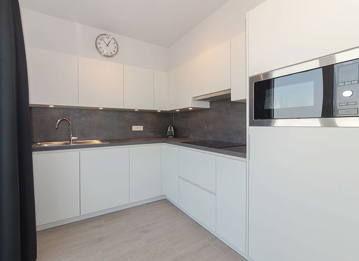 Geraeumiges Interieur des Apartments Ref. 703 in Bredene, Westflandern, mit moderner Einrichtung und Blick auf die Umgebung.
