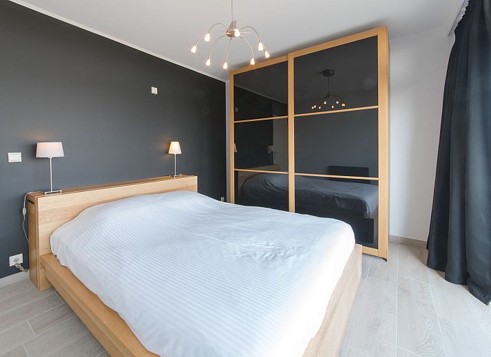 Geraeumiges Interieur des Apartments Ref. 703 in Bredene, Westflandern, mit moderner Einrichtung und Blick auf die Umgebung.