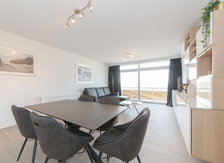 Stilvolles Wohnzimmer der Wohnung Ref. 703 in Bredene, Westflandern, Belgien, mit moderner Einrichtung und bequemer Sitzecke.