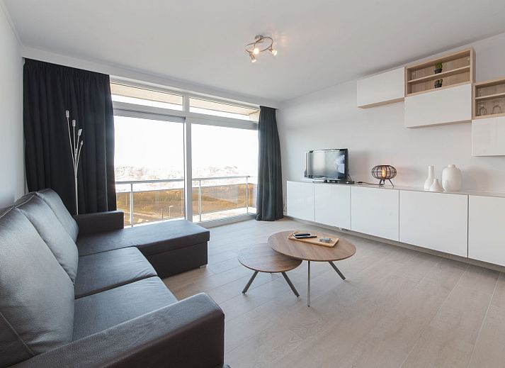 Stilvolles Wohnzimmer der Wohnung Ref. 703 in Bredene, Westflandern, Belgien, mit moderner Einrichtung und bequemer Sitzecke.