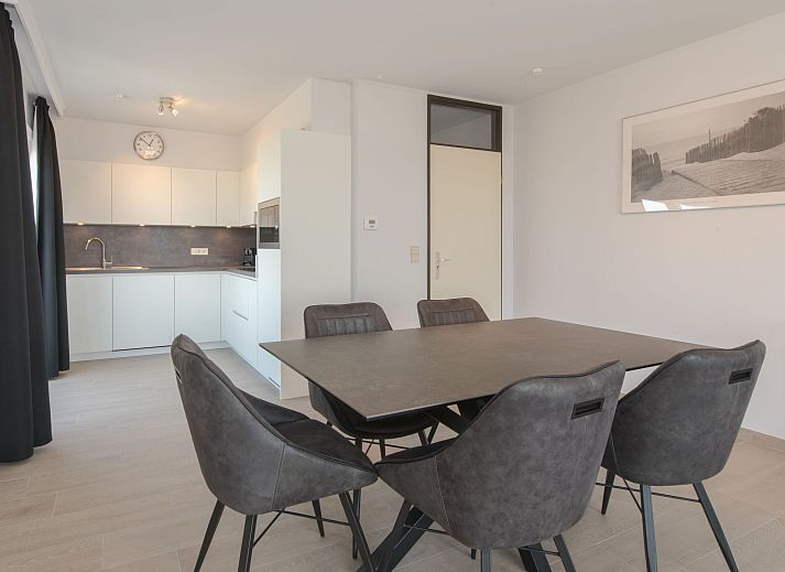 Stilvolles Wohnzimmer der Wohnung Ref. 703 in Bredene, Westflandern, Belgien, mit moderner Einrichtung und bequemer Sitzecke.