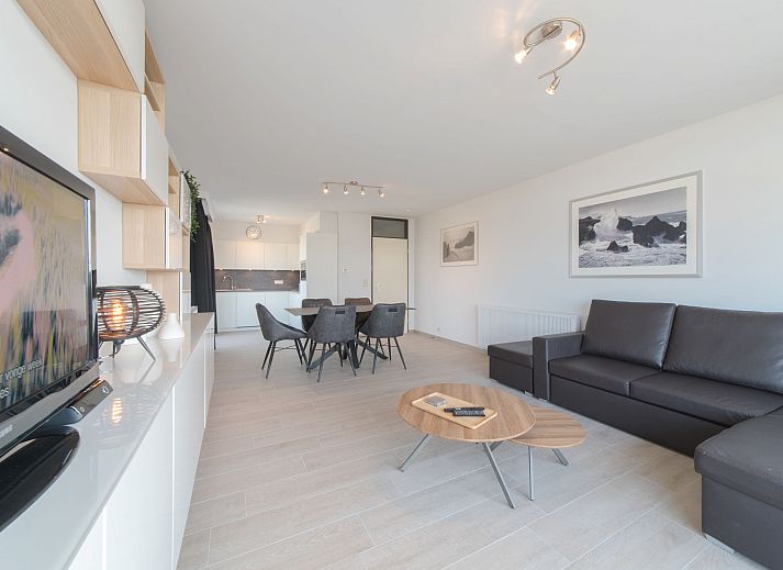 Stilvolles Wohnzimmer der Wohnung Ref. 703 in Bredene, Westflandern, Belgien, mit moderner Einrichtung und bequemer Sitzecke.