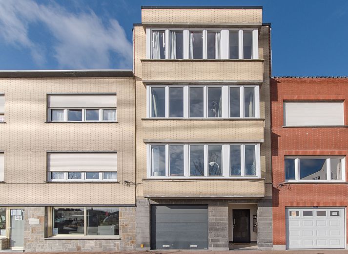 Helles und modernes Wohnzimmer der Ferienwohnung Casa Bunck in Bredene, Westflandern, mit gemuetlicher Sitzecke und Essbereich.
