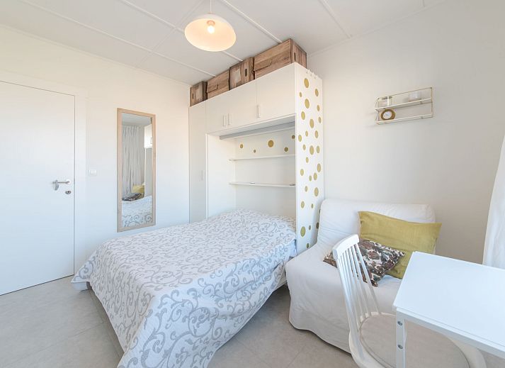 Helles und modernes Wohnzimmer der Ferienwohnung Casa Bunck in Bredene, Westflandern, mit gemuetlicher Sitzecke und Essbereich.