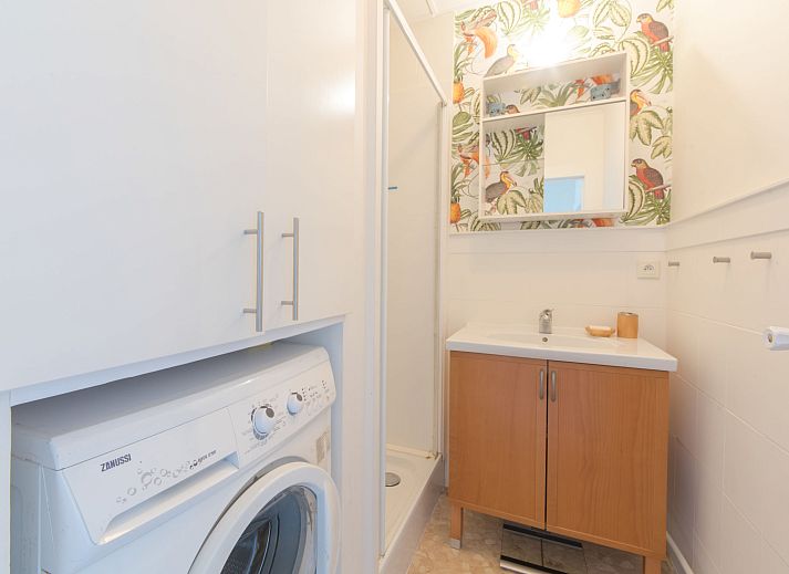 Helles und modernes Wohnzimmer der Ferienwohnung Casa Bunck in Bredene, Westflandern, mit gemuetlicher Sitzecke und Essbereich.