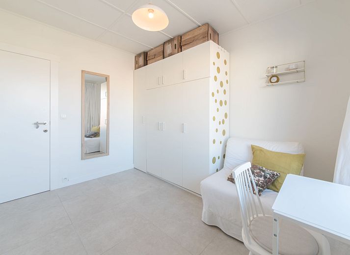 Moderne Kueche im Apartment Casa Bunck, Bredene, Belgien, mit grosszuegigen Arbeitsflaechen und natuerlichem Licht fuer einen angenehmen Aufenthalt.
