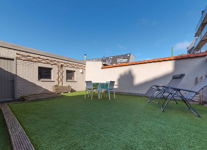 Moderne Kueche im Apartment Casa Bunck, Bredene, Belgien, mit grosszuegigen Arbeitsflaechen und natuerlichem Licht fuer einen angenehmen Aufenthalt.