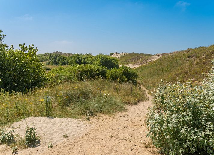 Moderne Kueche im Apartment Casa Bunck, Bredene, Belgien, mit grosszuegigen Arbeitsflaechen und natuerlichem Licht fuer einen angenehmen Aufenthalt.