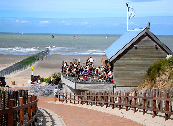 Geniessen Sie die sonnige Terrasse des Appartements Casa Bunck in Bredene, Westflandern, ideal zum Entspannen und fuer Mahlzeiten im Freien.