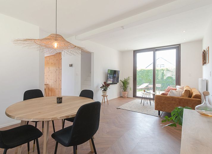 Das Ferienhaus Hutje bij de Zee in Bredene, Westflandern, bietet einen charmanten Aussenbereich mit einem einladenden Garten und einer sonnigen Umgebung.