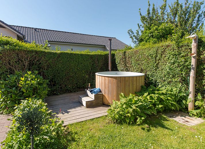 Das Ferienhaus Hutje bij de Zee in Bredene, Westflandern, bietet einen charmanten Aussenbereich mit einem einladenden Garten und einer sonnigen Umgebung.