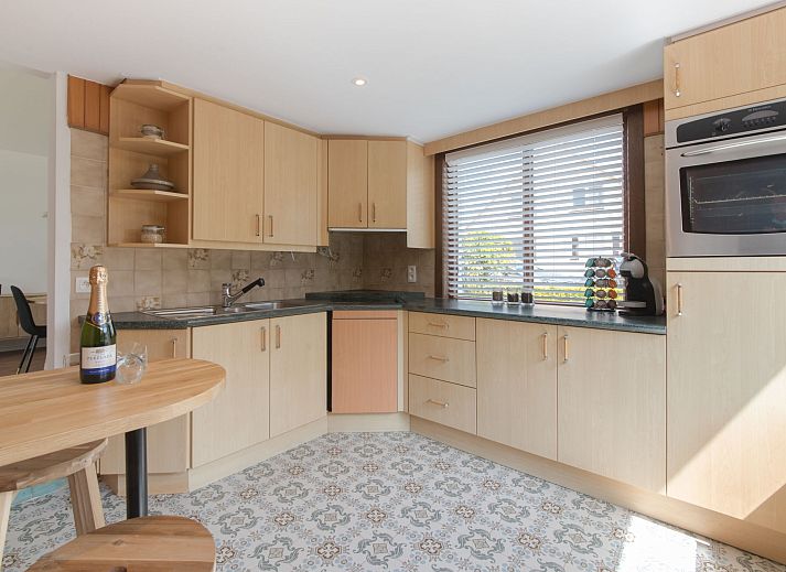 Das Ferienhaus Hutje bij de Zee in Bredene, Westflandern, bietet einen charmanten Aussenbereich mit einem einladenden Garten und einer sonnigen Umgebung.