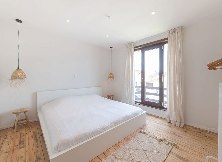 Das Ferienhaus Hutje bij de Zee in Bredene, Westflandern, bietet einen charmanten Aussenbereich mit einem einladenden Garten und einer sonnigen Umgebung.