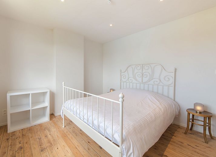 Stilvolles Wohnzimmer im Ferienhaus Hutje bij de Zee, Bredene, Westflandern. Moderne Einrichtung mit Blick auf den Garten.