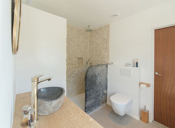 Stilvolles Wohnzimmer im Ferienhaus Hutje bij de Zee, Bredene, Westflandern. Moderne Einrichtung mit Blick auf den Garten.