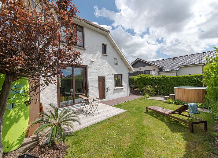 Stilvolles Wohnzimmer im Ferienhaus Hutje bij de Zee, Bredene, Westflandern. Moderne Einrichtung mit Blick auf den Garten.