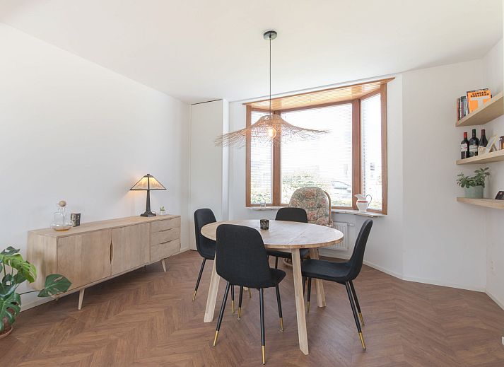 Entspannen Sie sich im Garten des Ferienhauses Hutje bij de Zee in Bredene, Westflandern, mit einem privaten Whirlpool inmitten der gruenen Natur.