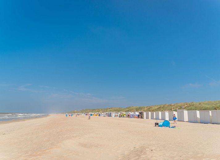 Moderne Kueche im Ferienhaus Hutje bij de Zee, Bredene, Westflandern, mit hellen Holzschraenken und grosszuegigen Arbeitsflaechen.