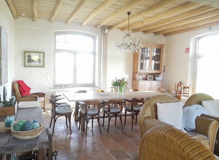 Modern kitchen in Maracci vacation home Pervijze overlooking the garden.