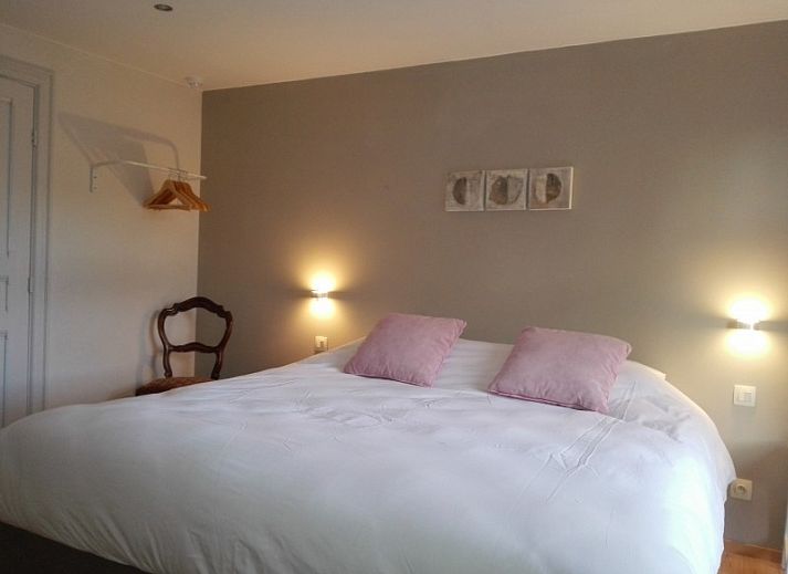 Modern kitchen in Maracci vacation home Pervijze overlooking the garden.