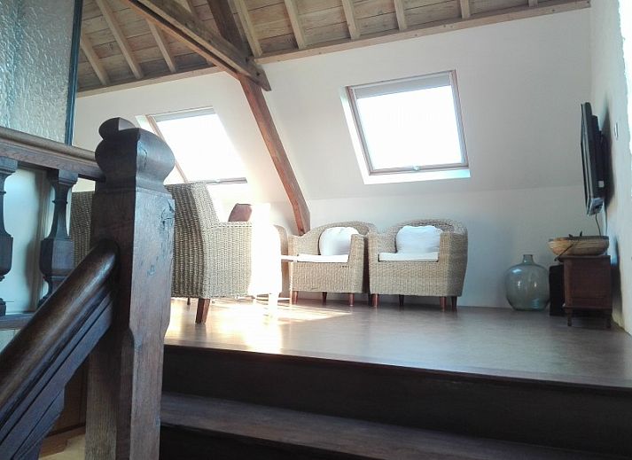 Modern kitchen in Maracci vacation home Pervijze overlooking the garden.