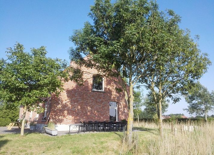 Modern kitchen in Maracci vacation home Pervijze overlooking the garden.