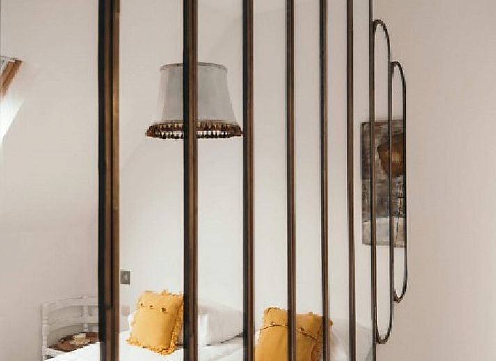 Rustic setting around Maracci vacation home Pervijze with pond and green fields.