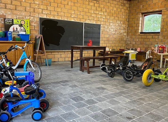 Outdoor dining at Maracci vacation rental Pervijze with large table and barbecue.