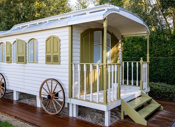 Vacation home in Diksmuide with swimming pool and terrace, ideal for relaxation in West Flanders, Belgium.