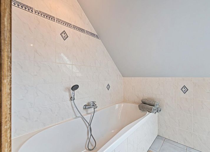 Ontspan in de serene omgeving van vakantiehuis Frontzate in Diksmuide, West-Vlaanderen, met een unieke buitenruimte en sauna.