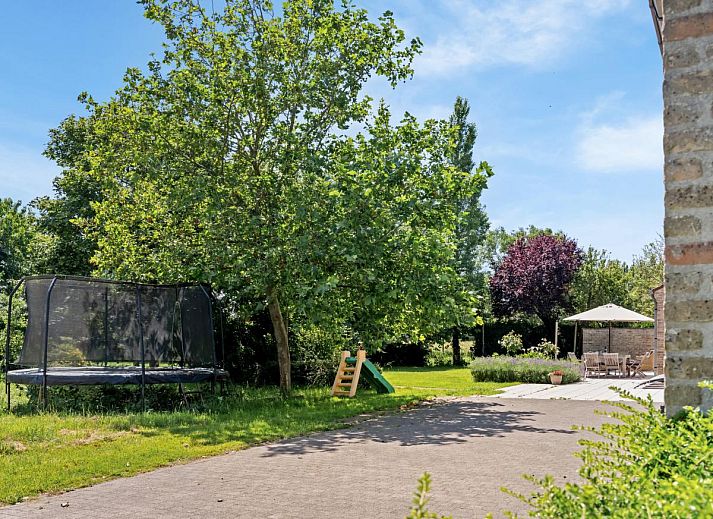 Gezellige woonkamer van vakantiehuis Frontzate in Diksmuide, West-Vlaanderen met comfortabele banken en veel natuurlijk licht.